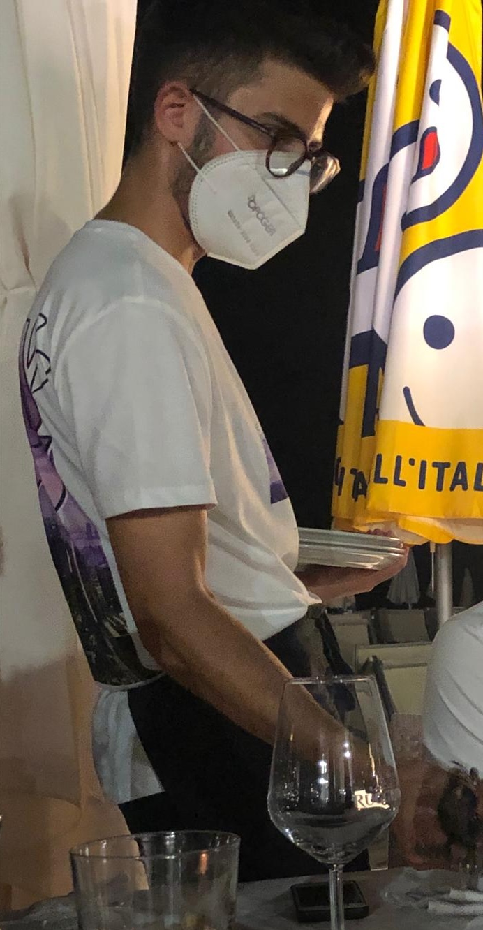 Diego al lavoro come cameriere